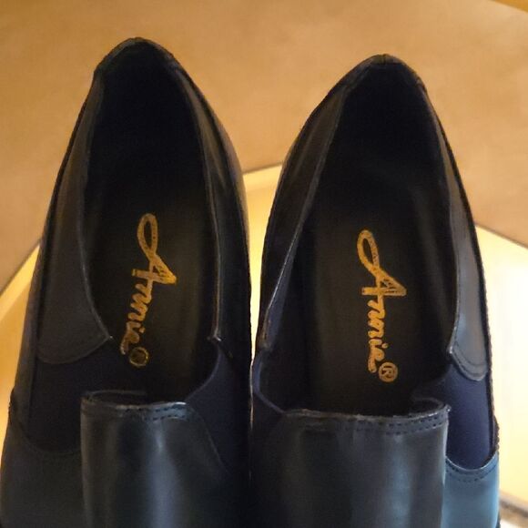 Elegant Black Ankle Booties - Picture 2 of 9